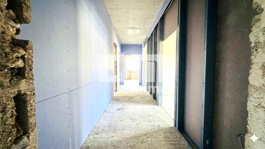 Teilsaniertes 1 - 2 Familienhaus + Fertige Projektierung auf großem Grundstück in Traumlage - EG Flur / Diele teilsaniert